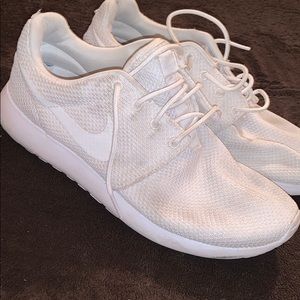 white nike roshes